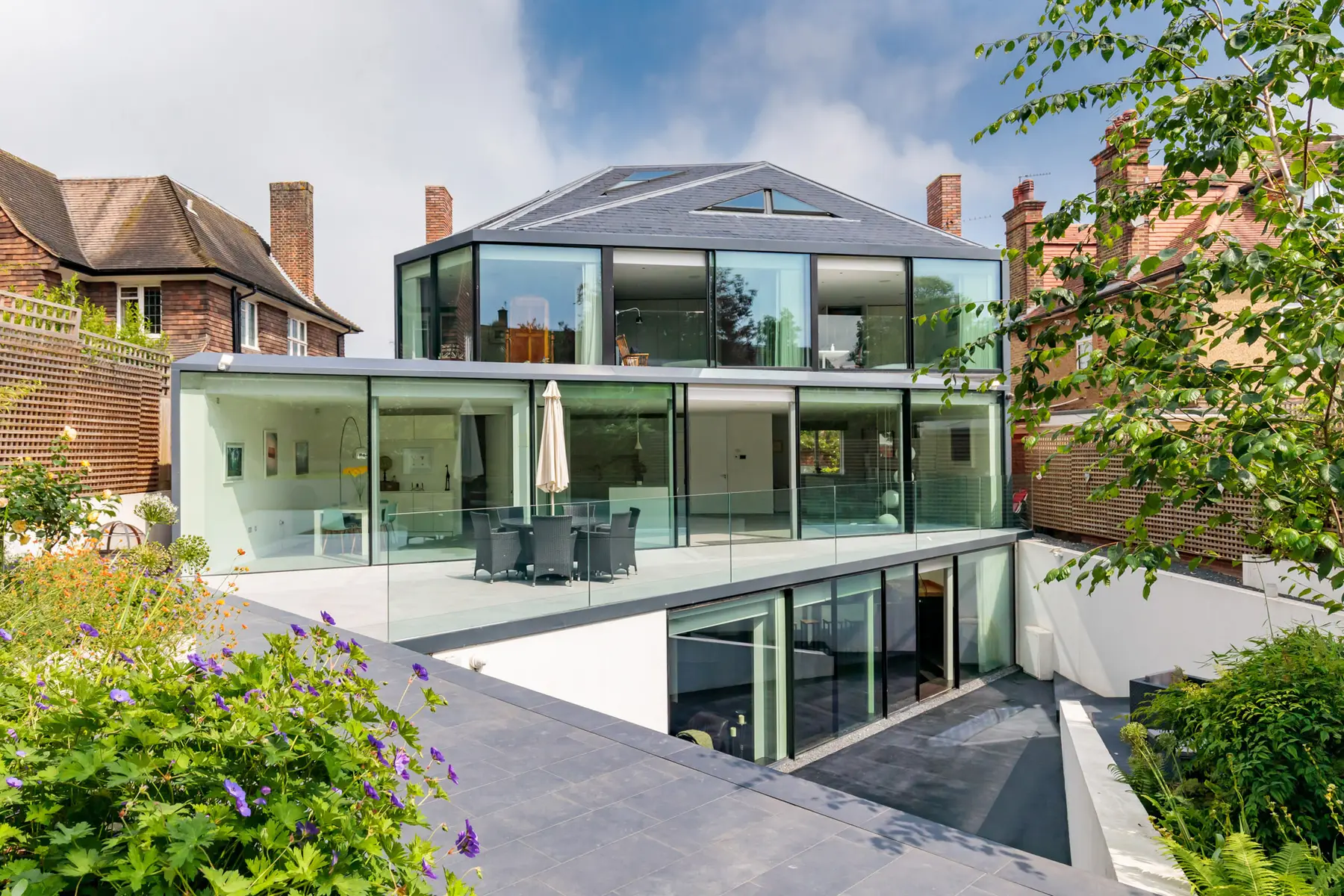 Fotografie moderniho domu se sklenenou fasadou