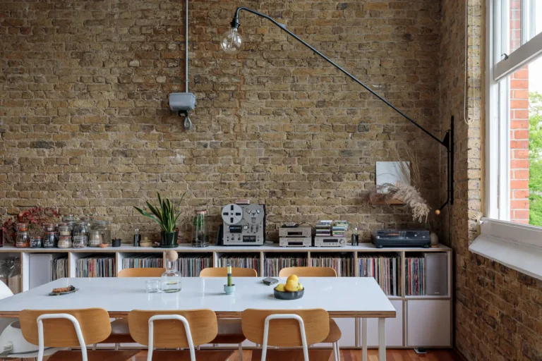 Jídelna s viditelnou cihlovou stěnou