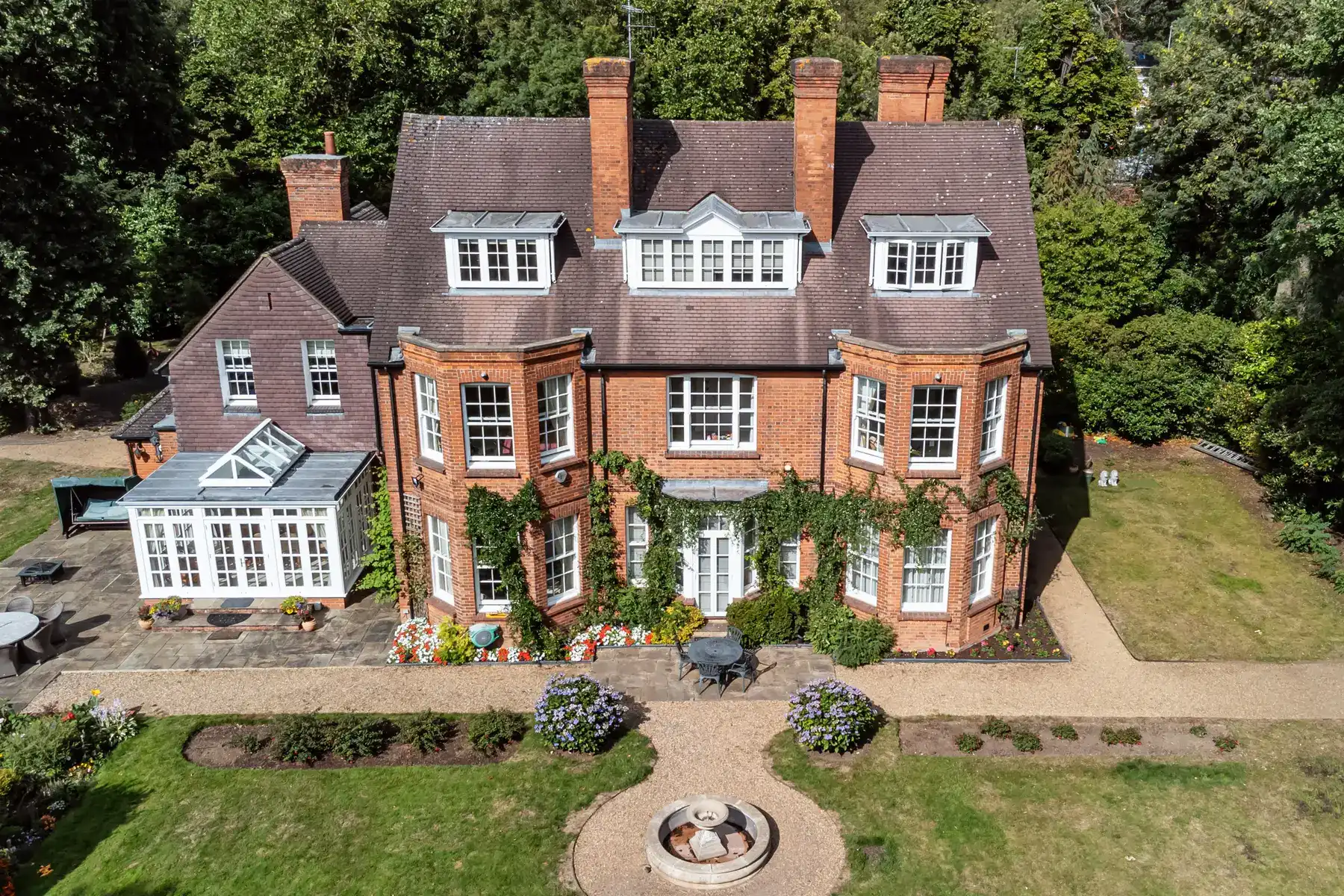 Letecka fotografie anglickeho cihloveho domu