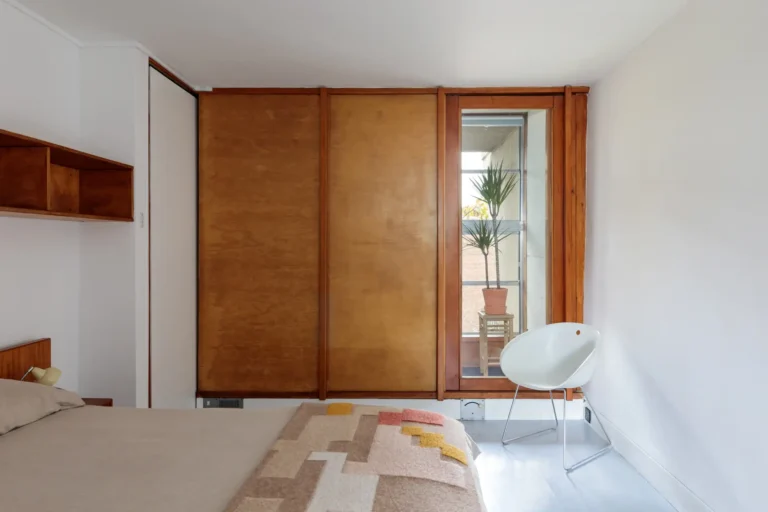 Ložnice minimalistický interiér