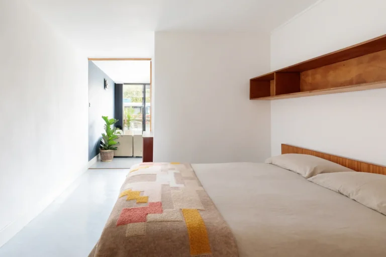 Moderni minimalisticka loznice