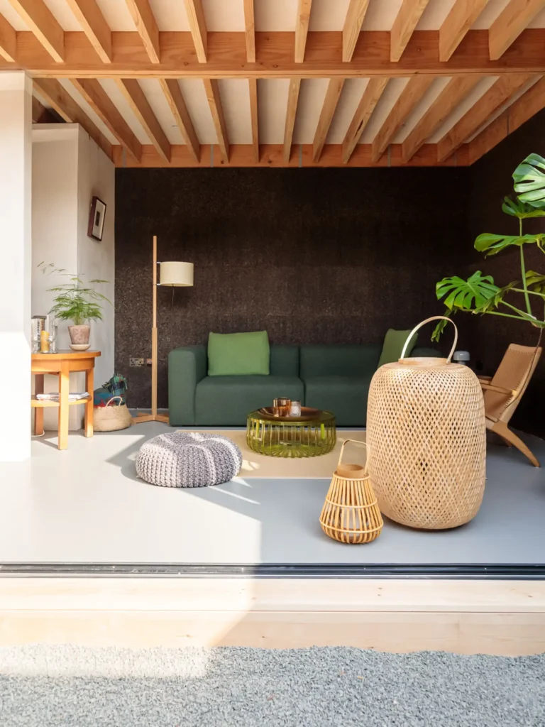 Moderni obyvak s drevenym stropem