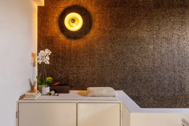 Mistnost s detailem svetla a orchideje