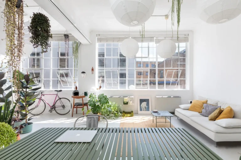 Svetly moderni interierovy prostor