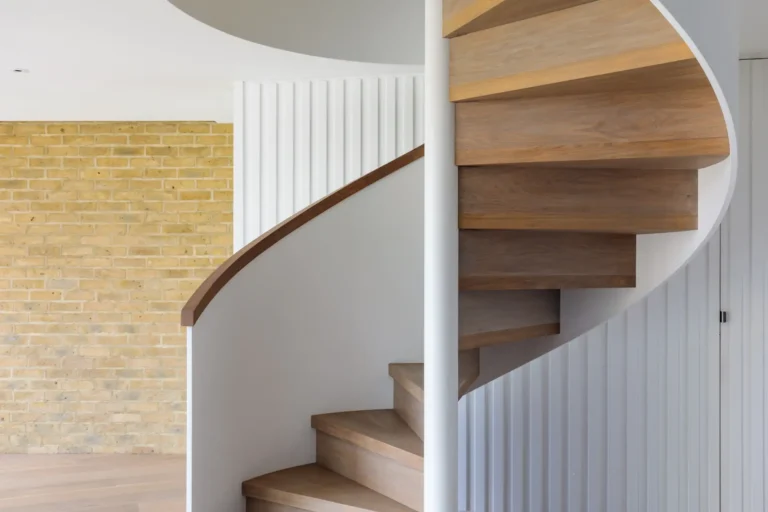 Točité schodiště dřevo