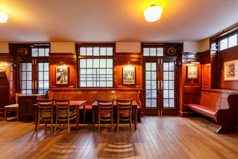 Tradicni britska hospoda interier