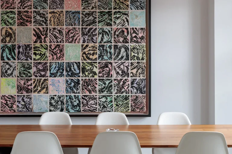 Stul s modernim obrazem v pozadi