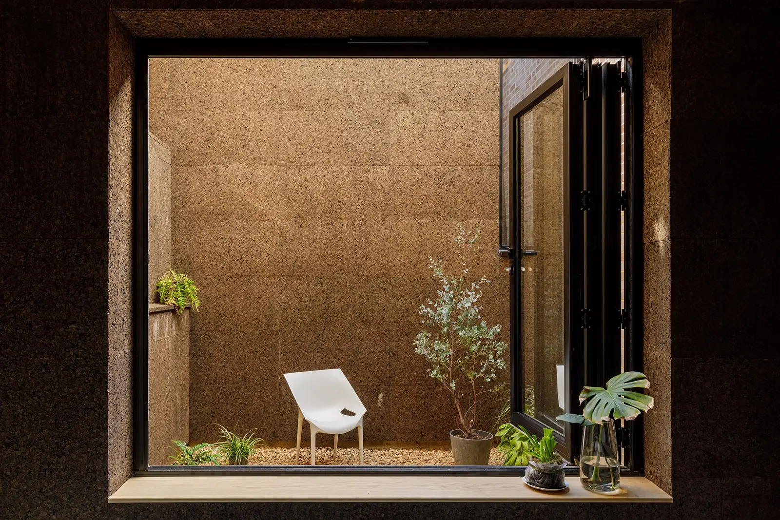 Fotografie korkoveho interieru vyhled z okna